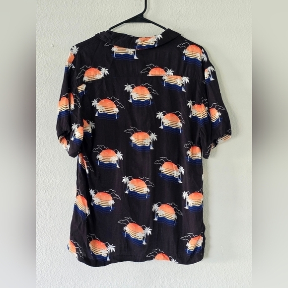 No Boundaries Shirt Mens Novelty Print Fly Button Up Size Small Black Orange - Picture 4 of 10